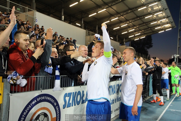 Piłkarze i kibice FKS Stali Mielec świętują awans do I ligi