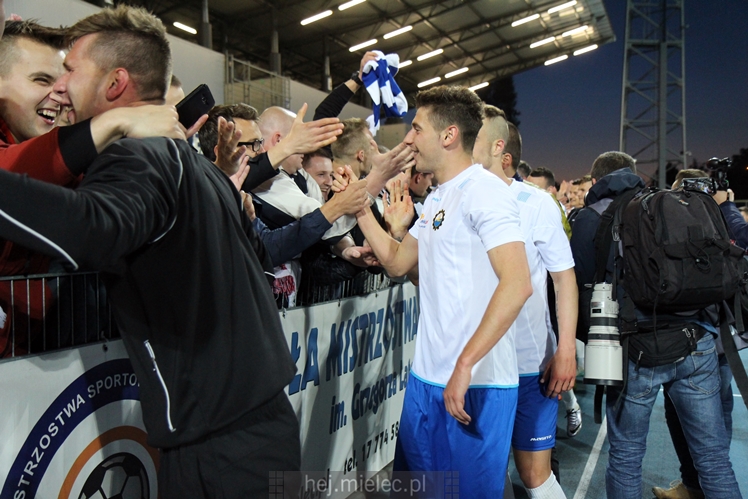 Piłkarze i kibice FKS Stali Mielec świętują awans do I ligi