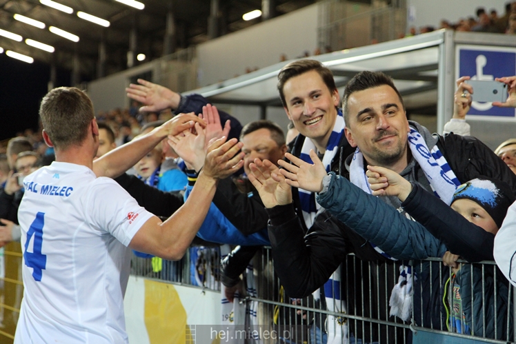 Piłkarze i kibice FKS Stali Mielec świętują awans do I ligi