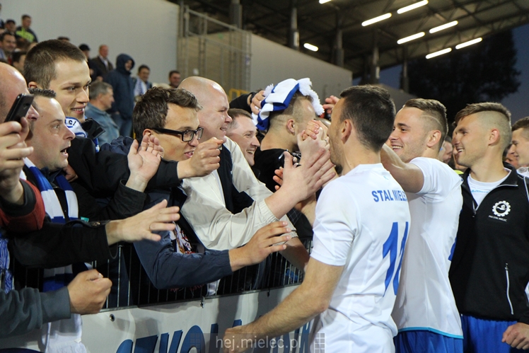 Piłkarze i kibice FKS Stali Mielec świętują awans do I ligi