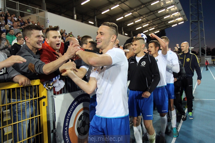 Piłkarze i kibice FKS Stali Mielec świętują awans do I ligi