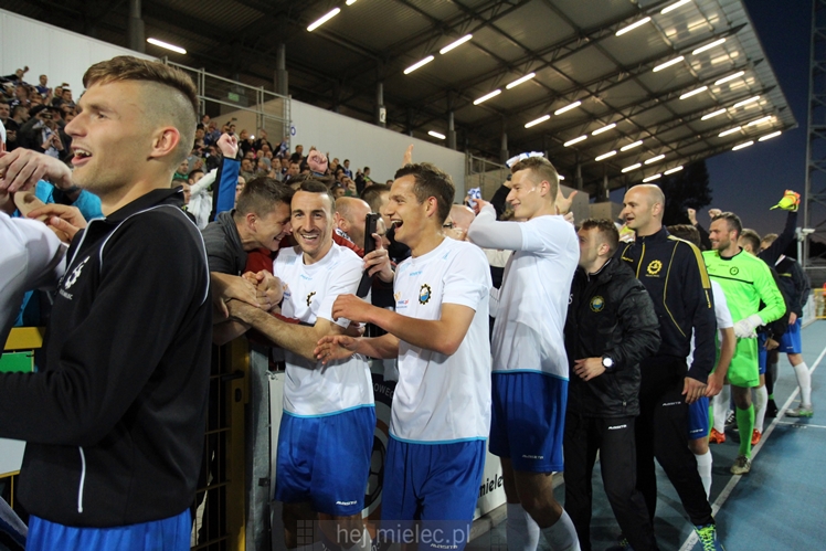 Piłkarze i kibice FKS Stali Mielec świętują awans do I ligi