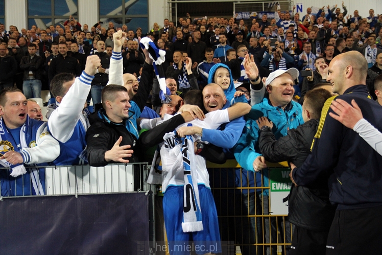 Piłkarze i kibice FKS Stali Mielec świętują awans do I ligi