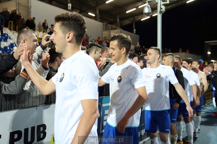 Piłkarze i kibice FKS Stali Mielec świętują awans do I ligi