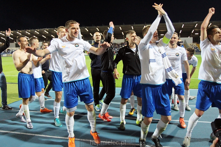 Piłkarze i kibice FKS Stali Mielec świętują awans do I ligi