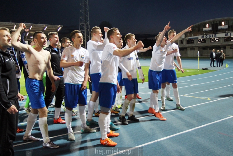 Piłkarze i kibice FKS Stali Mielec świętują awans do I ligi