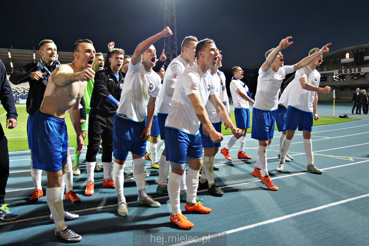 Piłkarze i kibice FKS Stali Mielec świętują awans do I ligi