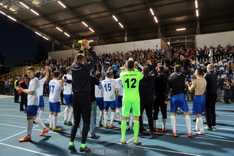 Piłkarze i kibice FKS Stali Mielec świętują awans do I ligi