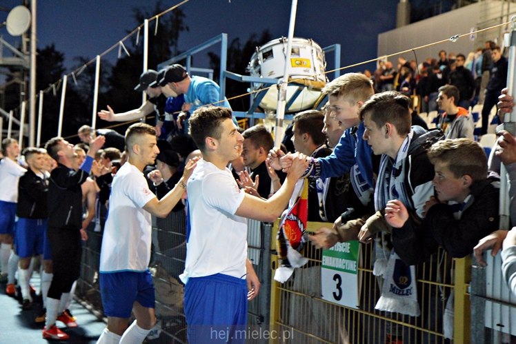 Piłkarze i kibice FKS Stali Mielec świętują awans do I ligi