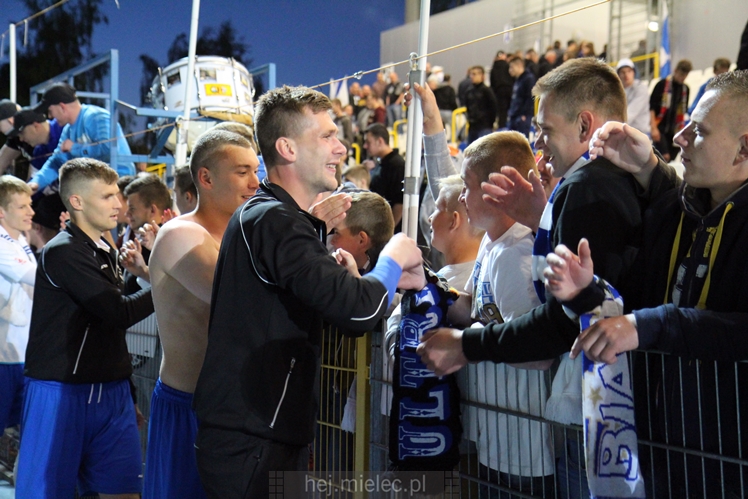 Piłkarze i kibice FKS Stali Mielec świętują awans do I ligi