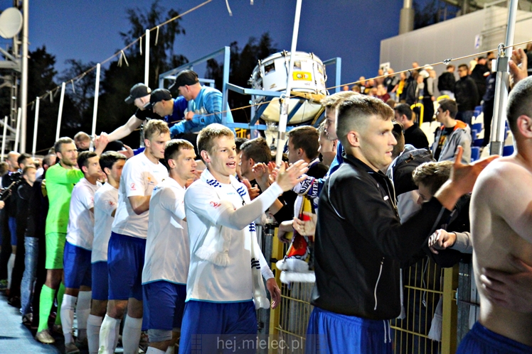 Piłkarze i kibice FKS Stali Mielec świętują awans do I ligi