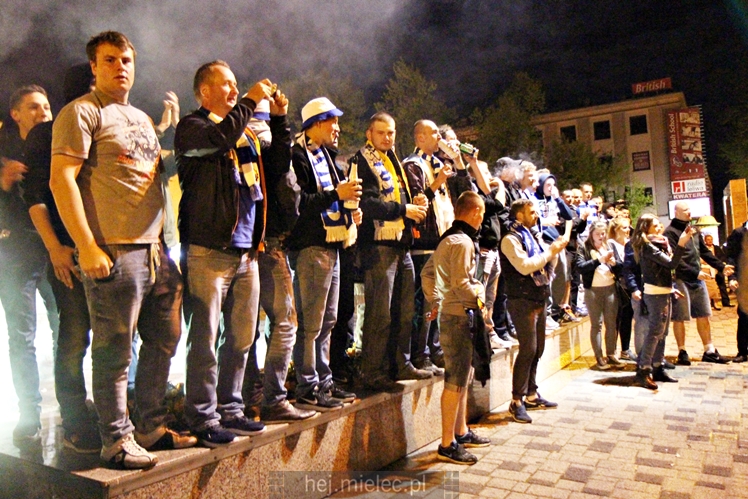 Piłkarze i kibice FKS Stali Mielec świętują awans do I ligi