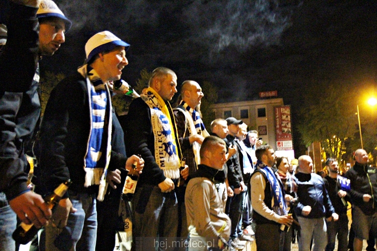 Piłkarze i kibice FKS Stali Mielec świętują awans do I ligi