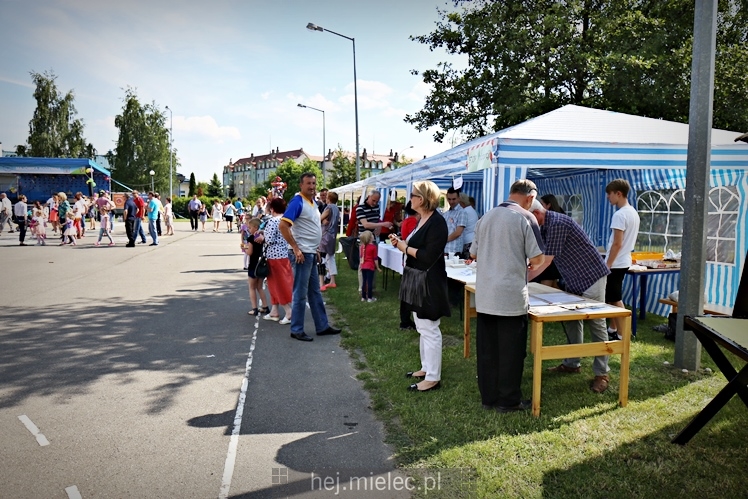 Majówka rodzinna na terenach Szkoły Podstawowej nr 11 w Mielcu