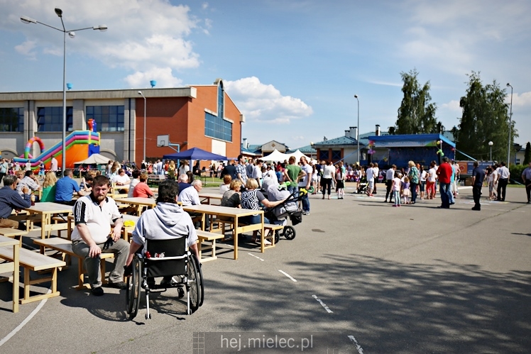 Majówka rodzinna na terenach Szkoły Podstawowej nr 11 w Mielcu