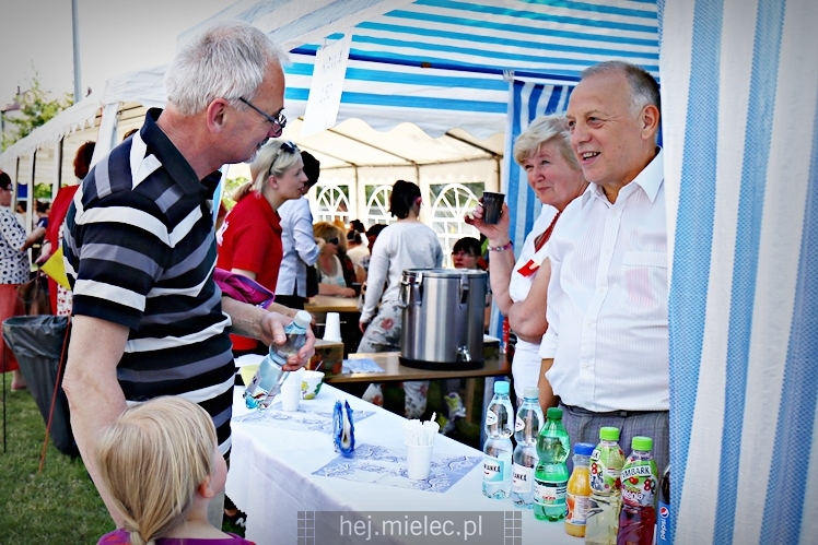 Majówka rodzinna na terenach Szkoły Podstawowej nr 11 w Mielcu