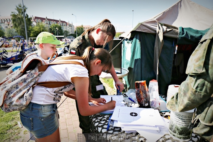 Majówka rodzinna na terenach Szkoły Podstawowej nr 11 w Mielcu