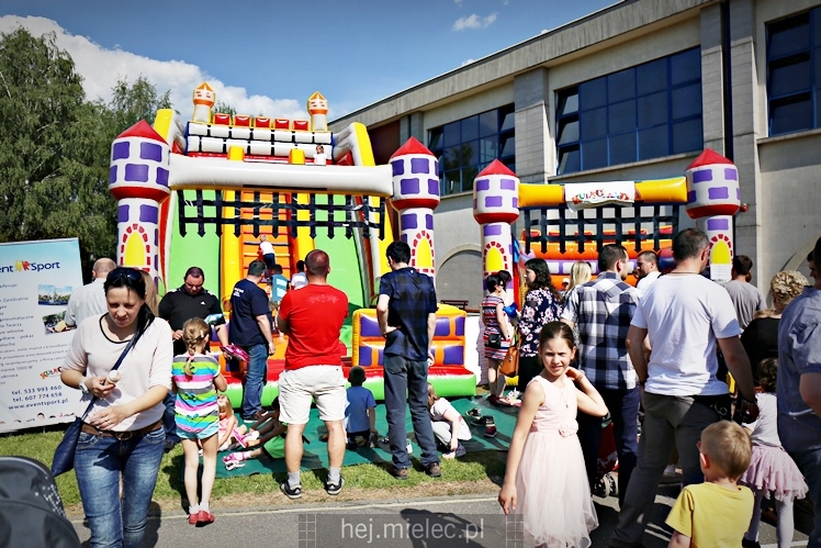 Majówka rodzinna na terenach Szkoły Podstawowej nr 11 w Mielcu