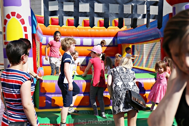 Majówka rodzinna na terenach Szkoły Podstawowej nr 11 w Mielcu