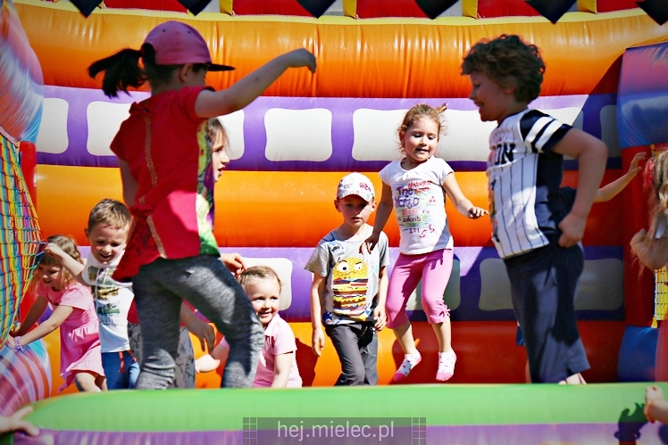 Majówka rodzinna na terenach Szkoły Podstawowej nr 11 w Mielcu