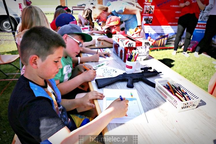 Majówka rodzinna na terenach Szkoły Podstawowej nr 11 w Mielcu