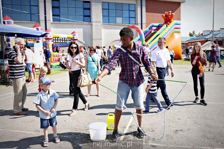 Majówka rodzinna na terenach Szkoły Podstawowej nr 11 w Mielcu