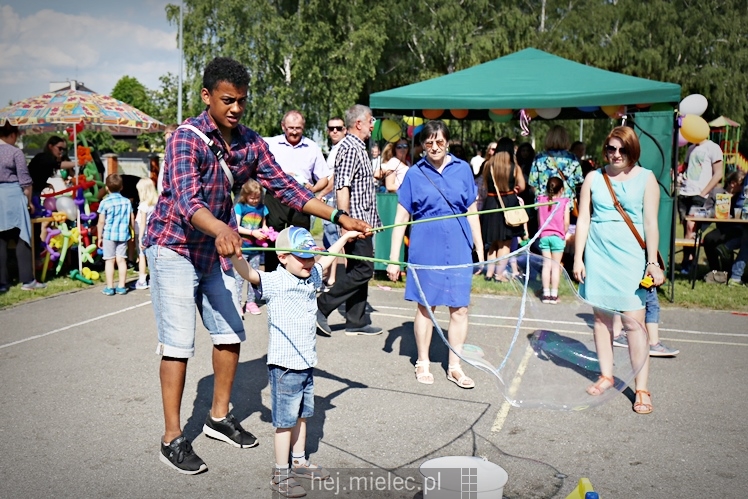 Majówka rodzinna na terenach Szkoły Podstawowej nr 11 w Mielcu