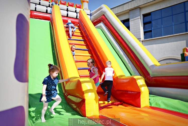 Majówka rodzinna na terenach Szkoły Podstawowej nr 11 w Mielcu