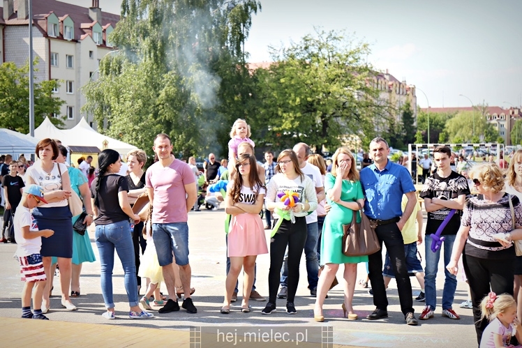 Majówka rodzinna na terenach Szkoły Podstawowej nr 11 w Mielcu