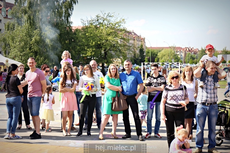 Majówka rodzinna na terenach Szkoły Podstawowej nr 11 w Mielcu