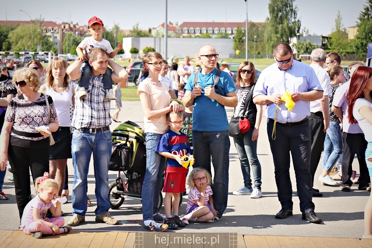 Majówka rodzinna na terenach Szkoły Podstawowej nr 11 w Mielcu