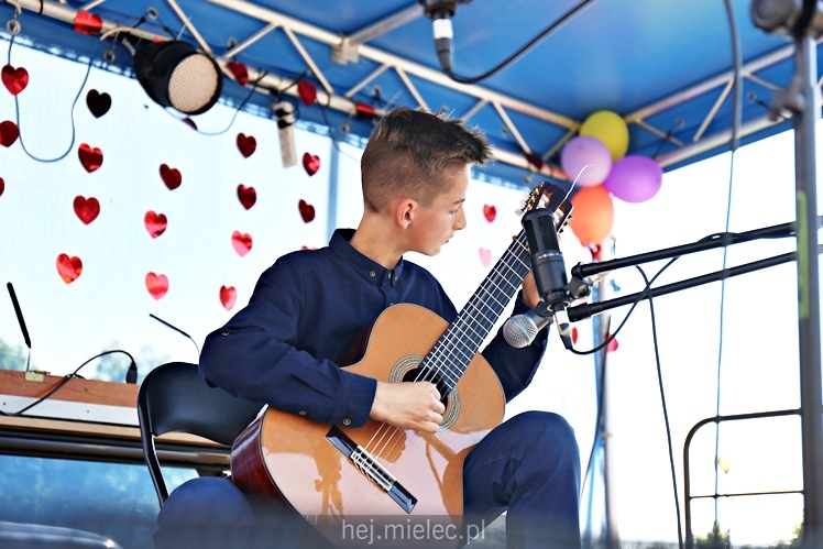 Majówka rodzinna na terenach Szkoły Podstawowej nr 11 w Mielcu