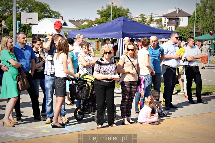 Majówka rodzinna na terenach Szkoły Podstawowej nr 11 w Mielcu
