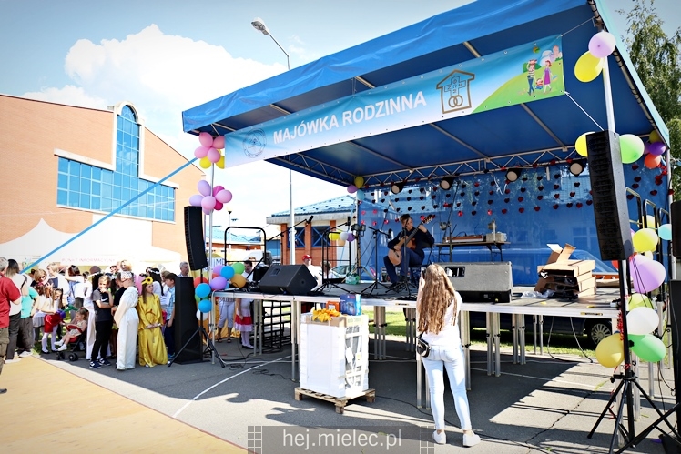 Majówka rodzinna na terenach Szkoły Podstawowej nr 11 w Mielcu