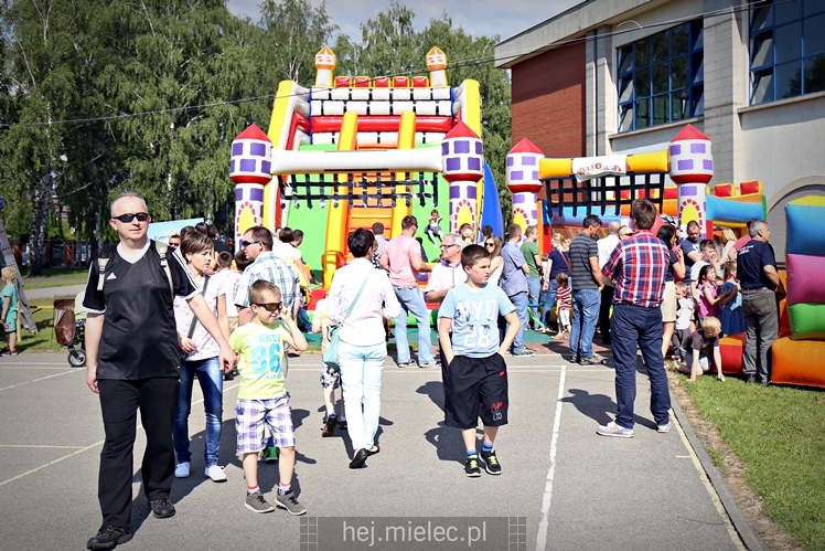 Majówka rodzinna na terenach Szkoły Podstawowej nr 11 w Mielcu