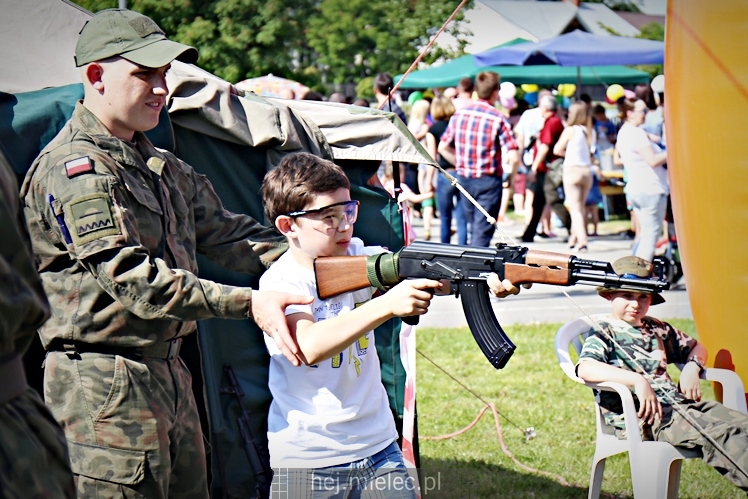 Majówka rodzinna na terenach Szkoły Podstawowej nr 11 w Mielcu