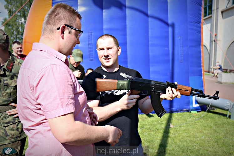 Majówka rodzinna na terenach Szkoły Podstawowej nr 11 w Mielcu