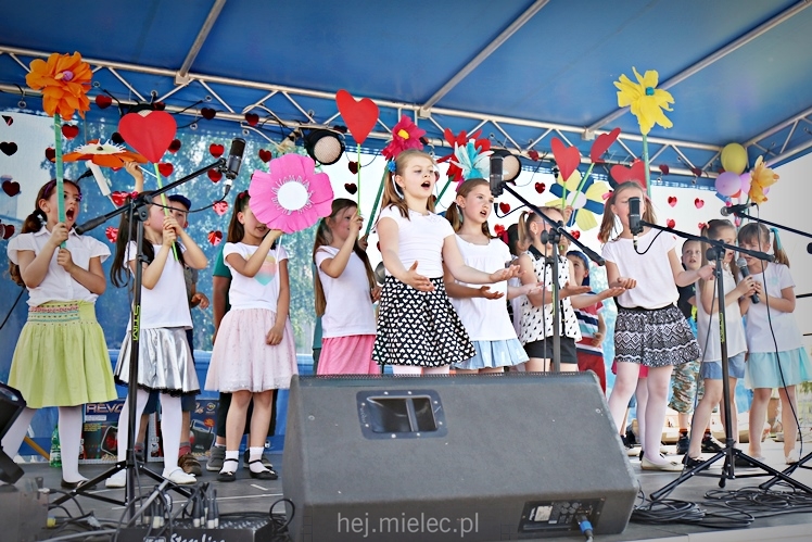Majówka rodzinna na terenach Szkoły Podstawowej nr 11 w Mielcu