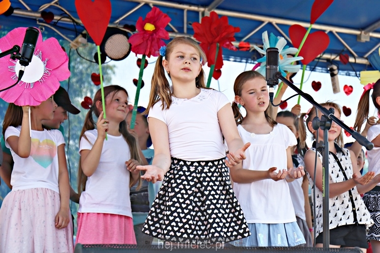 Majówka rodzinna na terenach Szkoły Podstawowej nr 11 w Mielcu