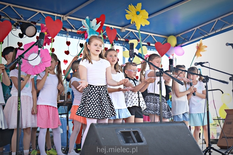 Majówka rodzinna na terenach Szkoły Podstawowej nr 11 w Mielcu