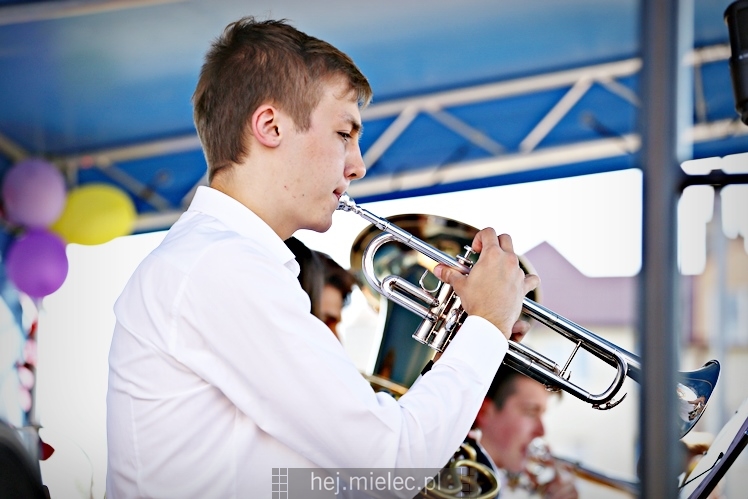 Majówka rodzinna na terenach Szkoły Podstawowej nr 11 w Mielcu