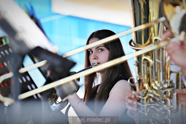 Majówka rodzinna na terenach Szkoły Podstawowej nr 11 w Mielcu