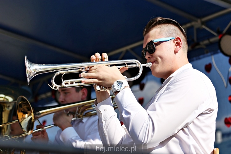 Majówka rodzinna na terenach Szkoły Podstawowej nr 11 w Mielcu