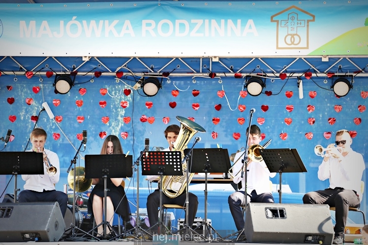 Majówka rodzinna na terenach Szkoły Podstawowej nr 11 w Mielcu