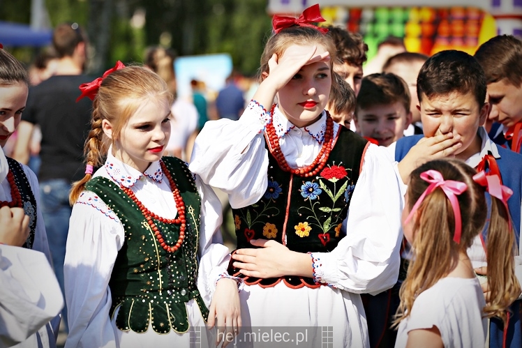 Majówka rodzinna na terenach Szkoły Podstawowej nr 11 w Mielcu