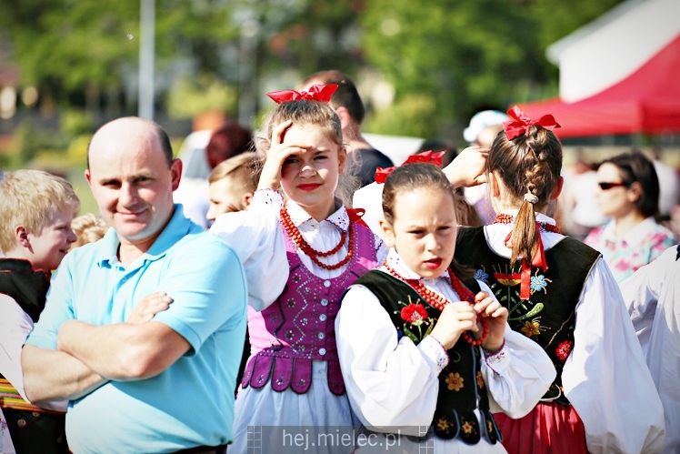 Majówka rodzinna na terenach Szkoły Podstawowej nr 11 w Mielcu