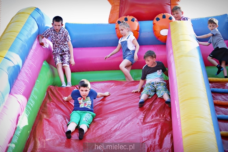 Majówka rodzinna na terenach Szkoły Podstawowej nr 11 w Mielcu