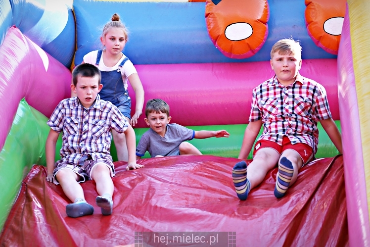 Majówka rodzinna na terenach Szkoły Podstawowej nr 11 w Mielcu