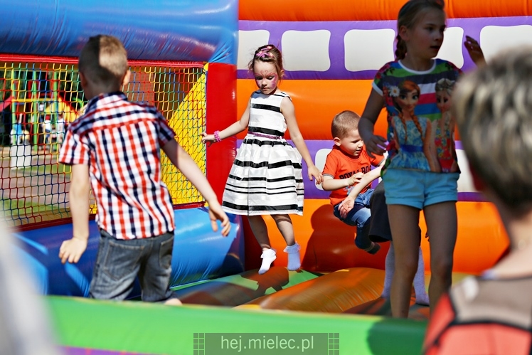 Majówka rodzinna na terenach Szkoły Podstawowej nr 11 w Mielcu