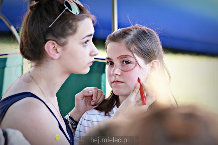 Majówka rodzinna na terenach Szkoły Podstawowej nr 11 w Mielcu